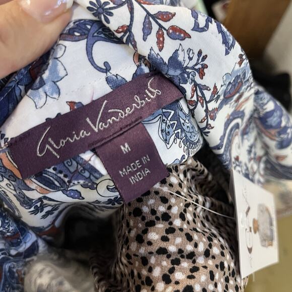 Gloria Vanderbilt Blouse Shirt size Medium Button Front Blue Red Paisley Western - Picture 8 of 8